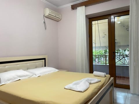 Bed, Bedroom, Garden view, Family, Inner courtyard view