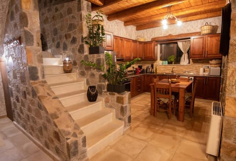 Coffee/tea facilities, Kitchen or kitchenette, Seating area, Dining area, minibar, toaster