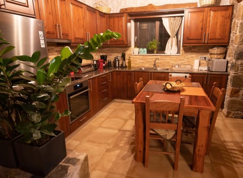 Kitchen or kitchenette, Dining area, dishwasher, minibar, pet friendly, stove