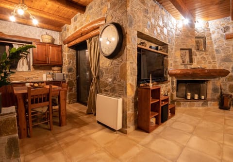 TV and multimedia, Kitchen or kitchenette, Living room, Decorative detail, Dining area, flat iron, minibar