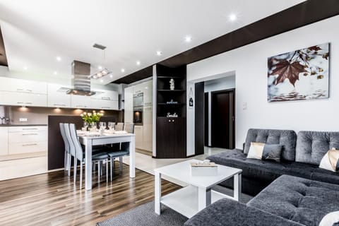 Kitchen or kitchenette, Living room, Seating area, Dining area