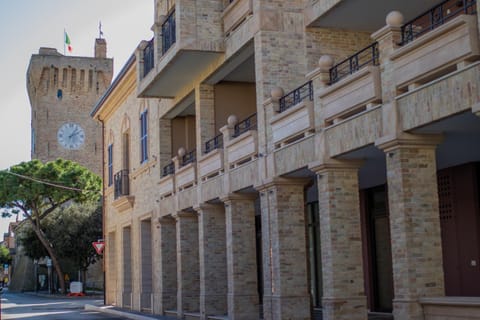 Facade/entrance, Neighbourhood