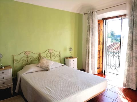 Bed, Photo of the whole room, Decorative detail, Bedroom