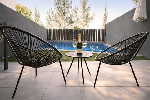 Balcony/Terrace, Dining area, Swimming pool