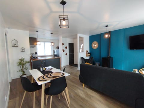 Communal lounge/ TV room, TV and multimedia, Kitchen or kitchenette, Living room, Seating area, Dining area