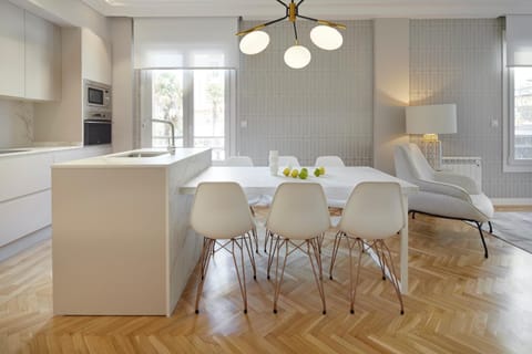 Kitchen or kitchenette, Dining area