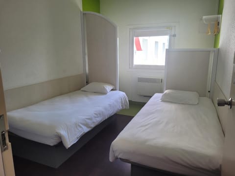 Bed, Photo of the whole room, wardrobe