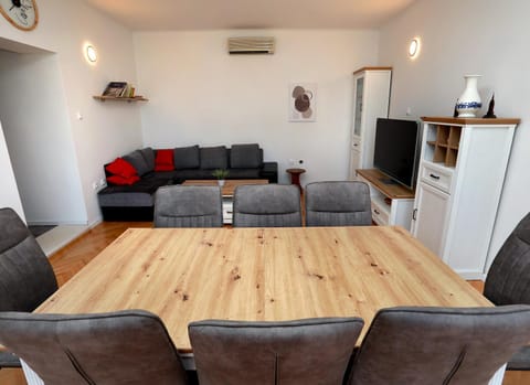 Kitchen or kitchenette, Living room, Seating area, Dining area