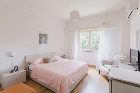 Bed, TV and multimedia, Photo of the whole room, Bedroom, air conditioner