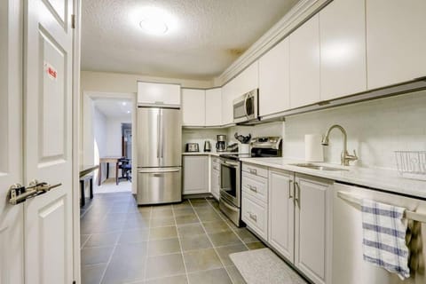 JstLikeHome - Central Suite Apartment in Gatineau