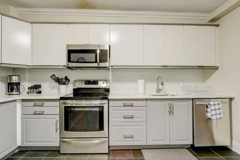 JstLikeHome - Central Suite Apartment in Gatineau