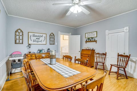 Decatur Farmhouse Getaway with Deck and Backyard House in Texas