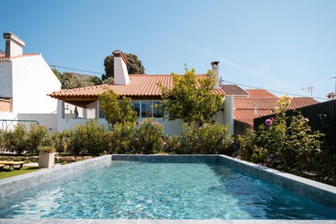 Property building, Day, Garden, Garden view, Pool view, Swimming pool, Swimming pool