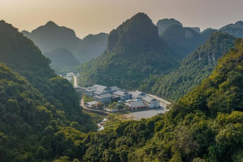 Property building, Day, Natural landscape, Bird's eye view, Mountain view