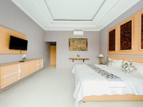 Bed, TV and multimedia, Photo of the whole room, Bedroom