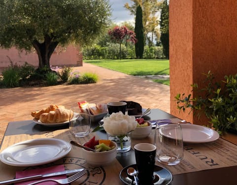 Spring, Day, Garden, Food and drinks, Food, Garden view, Breakfast, Continental breakfast