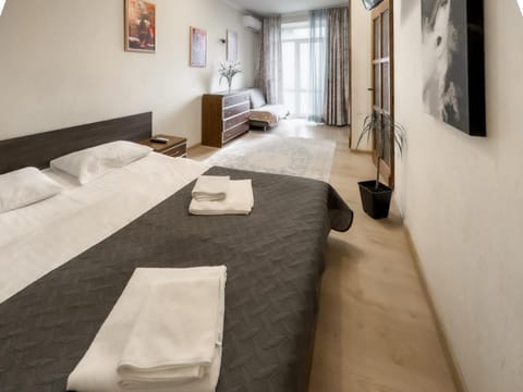 Bed, TV and multimedia, Photo of the whole room, Bedroom, towels