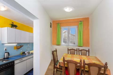 Kitchen or kitchenette, Dining area, Communal kitchen