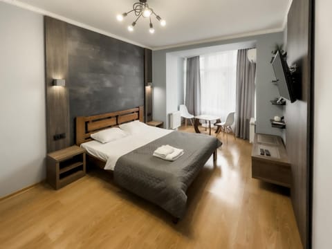 Bed, TV and multimedia, Photo of the whole room, Bedroom, towels