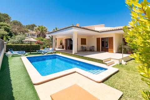 Property building, Patio, Day, Garden, Garden view, Pool view, Swimming pool, sunbed