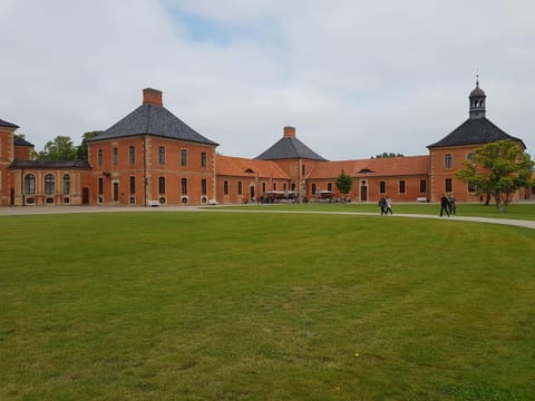 Property building, Restaurant/places to eat