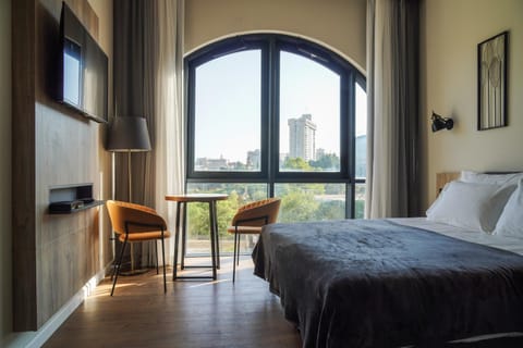 Seating area, Bedroom, City view, Garden view