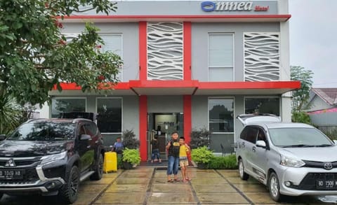 Facade/entrance, Area and facilities, Parking