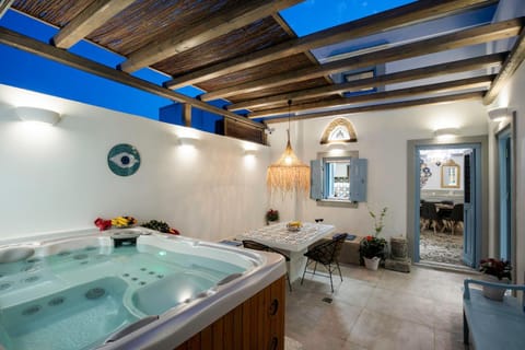 Hot Tub, Dining area