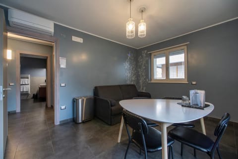 Kitchen or kitchenette, Living room, Seating area, minibar