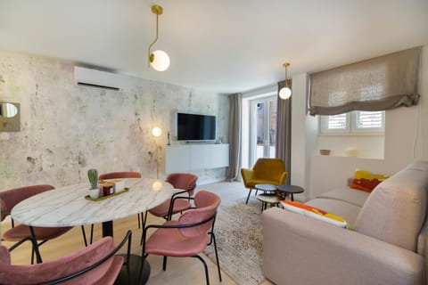 TV and multimedia, Living room, Seating area