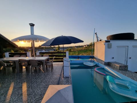 Dining area, Pool view