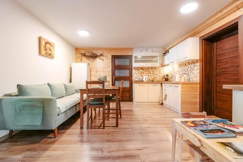 Kitchen or kitchenette, Living room, Seating area, Dining area