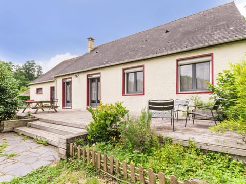 Maison spacieuse avec jardin, ping-pong, WiFi, et équipements bébé - Malville, France - FR-1-306-1153 House in Brittany