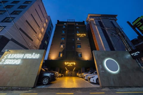 Facade/entrance