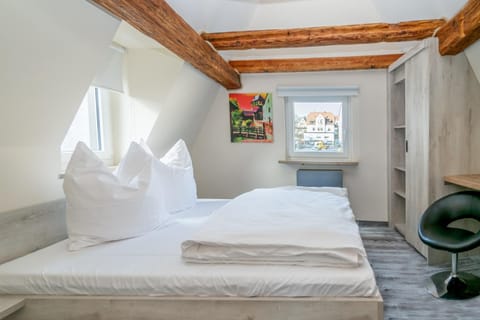 Bed, Living room, Photo of the whole room, Bedroom, towels