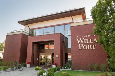 Facade/entrance