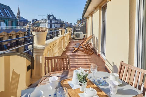 View (from property/room), Balcony/Terrace, City view