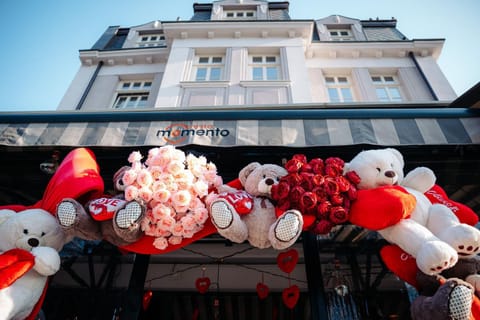 Restaurant/places to eat, Day, View (from property/room), View (from property/room), Decorative detail, City view, City view