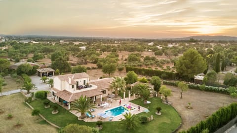 Patio, Staff, Communal lounge/ TV room, People, Bird's eye view, BBQ facilities, Balcony/Terrace, Lobby or reception, Banquet/Function facilities, Communal kitchen, Pets, Mountain view, Pool view, Swimming pool, Family, Facility for disabled guests