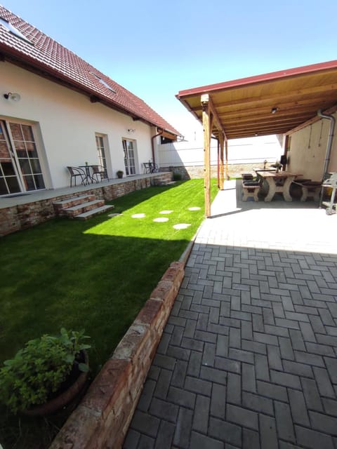 BBQ facilities, Balcony/Terrace, Inner courtyard view