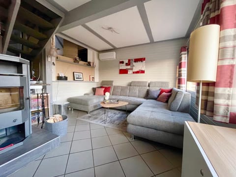 TV and multimedia, Living room, Seating area, flat iron
