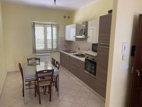 Kitchen or kitchenette, Dining area, kitchen