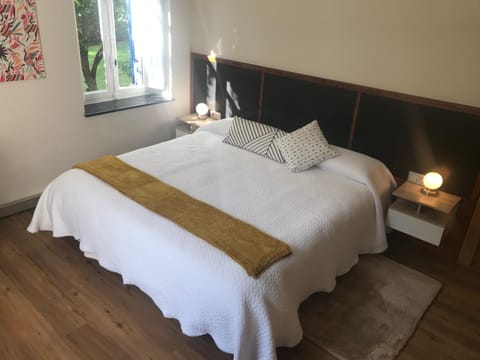 Bed, Photo of the whole room, Decorative detail, Bedroom