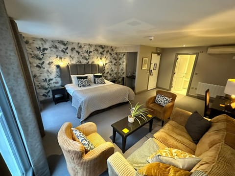 Bed, Photo of the whole room, Seating area, Bedroom