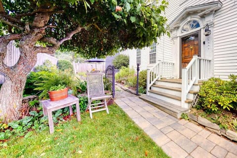 Property building, Facade/entrance, Day, Garden, Garden view