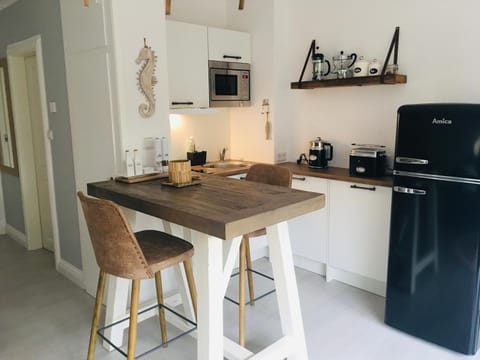 Kitchen or kitchenette, Dining area
