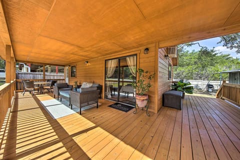 Couples Cabin with Luxury Deck, 1 Mi to Canyon Lake! Cabin in Canyon Lake