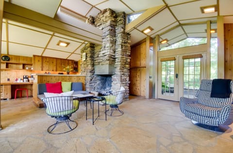 Tranquil Mid-Century Modern Cottage with Forest View House in Cherokee Village