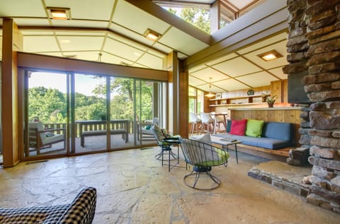 Tranquil Mid-Century Modern Cottage with Forest View House in Cherokee Village