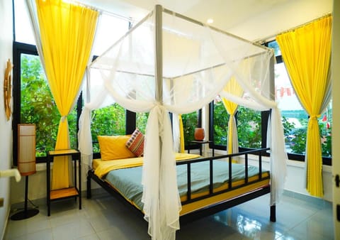 Communal lounge/ TV room, Bed, Natural landscape, Garden, TV and multimedia, Photo of the whole room, Evening entertainment, Bedroom, Garden view